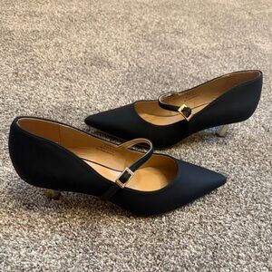 Journee Collection Manza Women's Black Pointed Toe Dress Pumps with Gold Accent